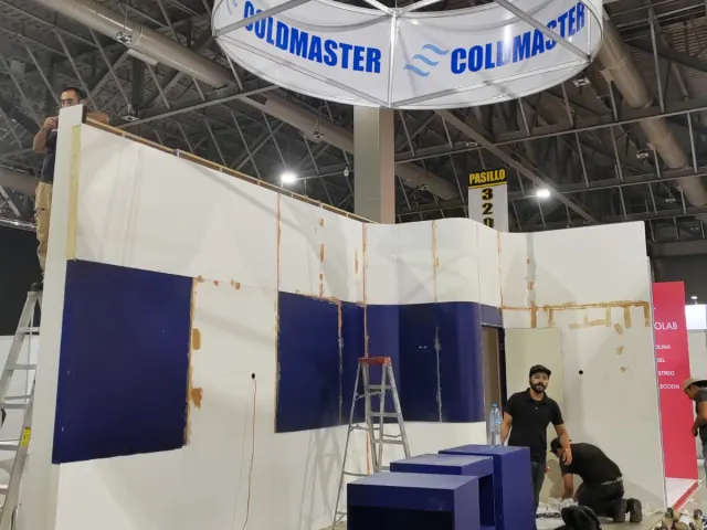 Proceso de armado e instalación del stand ferial para Coldmaster en Monterrey