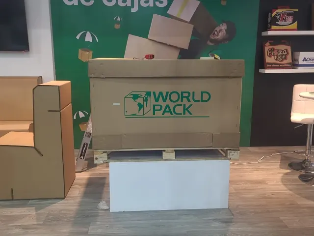 Detalle de cajas y empaques de exhibición para World Pack dentro del stand ferial en Monterrey