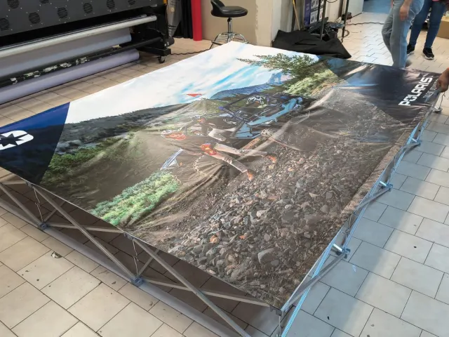 Instalación de lona de gran formato para Polaris Talent Acquisition sobre piso de taller en Monterrey
