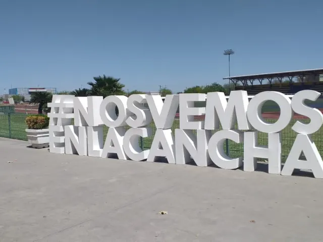 Letras corpóreas de gran formato #NosVemosEnLaCancha instaladas al aire libre en una cancha deportiva en Monterrey