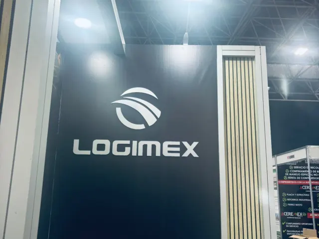 Detalle del logotipo Logimex impreso en panel de stand ferial en Monterrey