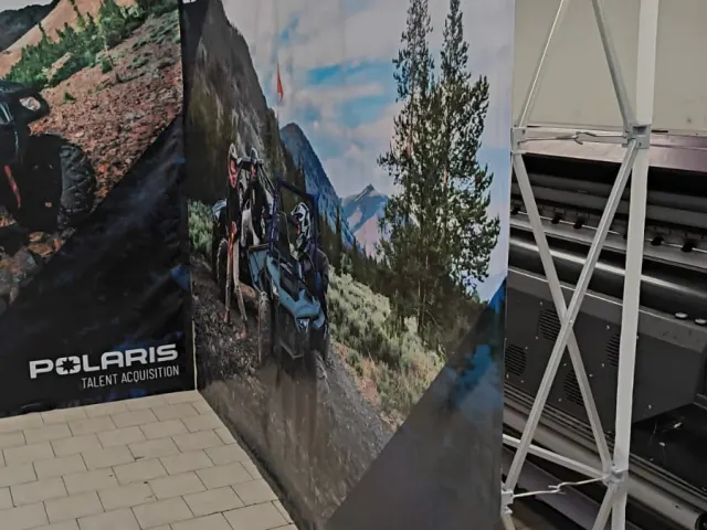 Montaje de lona de gran formato para Polaris Talent Acquisition sobre estructura en Monterrey