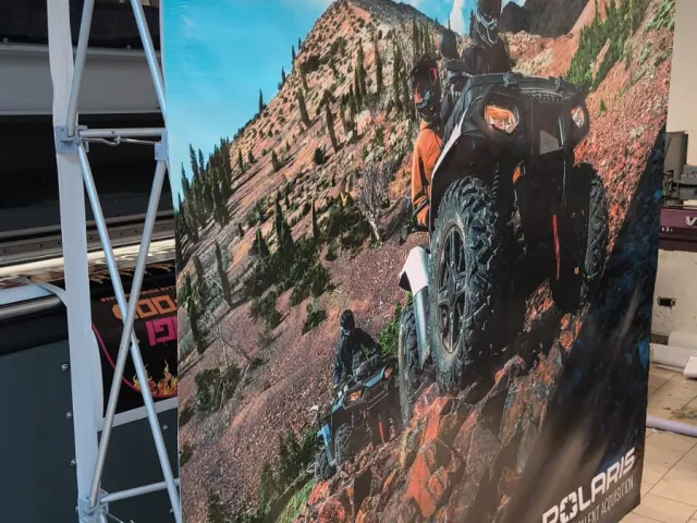 Lona de gran formato para Polaris Talent Acquisition montada sobre marco portátil en Monterrey