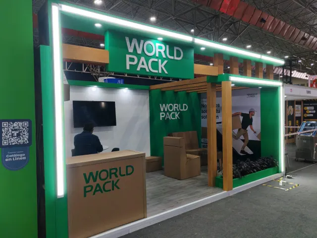 Stand instalado para World Pack con código QR de catálogo en línea, en Monterrey