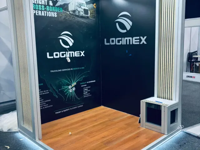 Stand corporativo para Logimex con gráficos de gran formato y piso de madera en Monterrey
