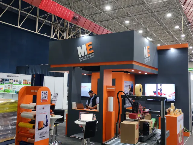Stand ferial de MultiEmpaques del Norte en operación, con personal atendiendo, durante una expo en Monterrey