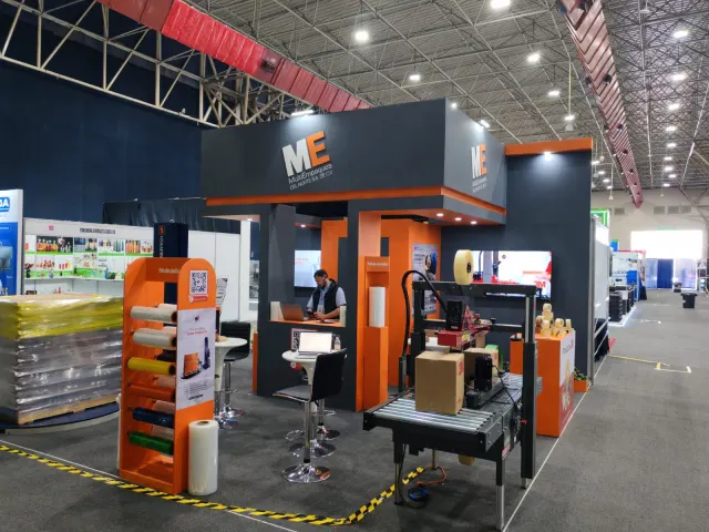 Vista panorámica del stand de MultiEmpaques del Norte en el piso de exposición en Monterrey