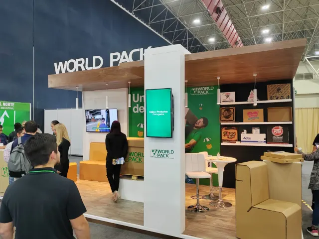 Stand de World Pack con visitantes recorriendo el piso de exposición en Monterrey
