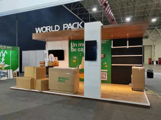 Vista lateral del stand ferial instalado para World Pack en Monterrey